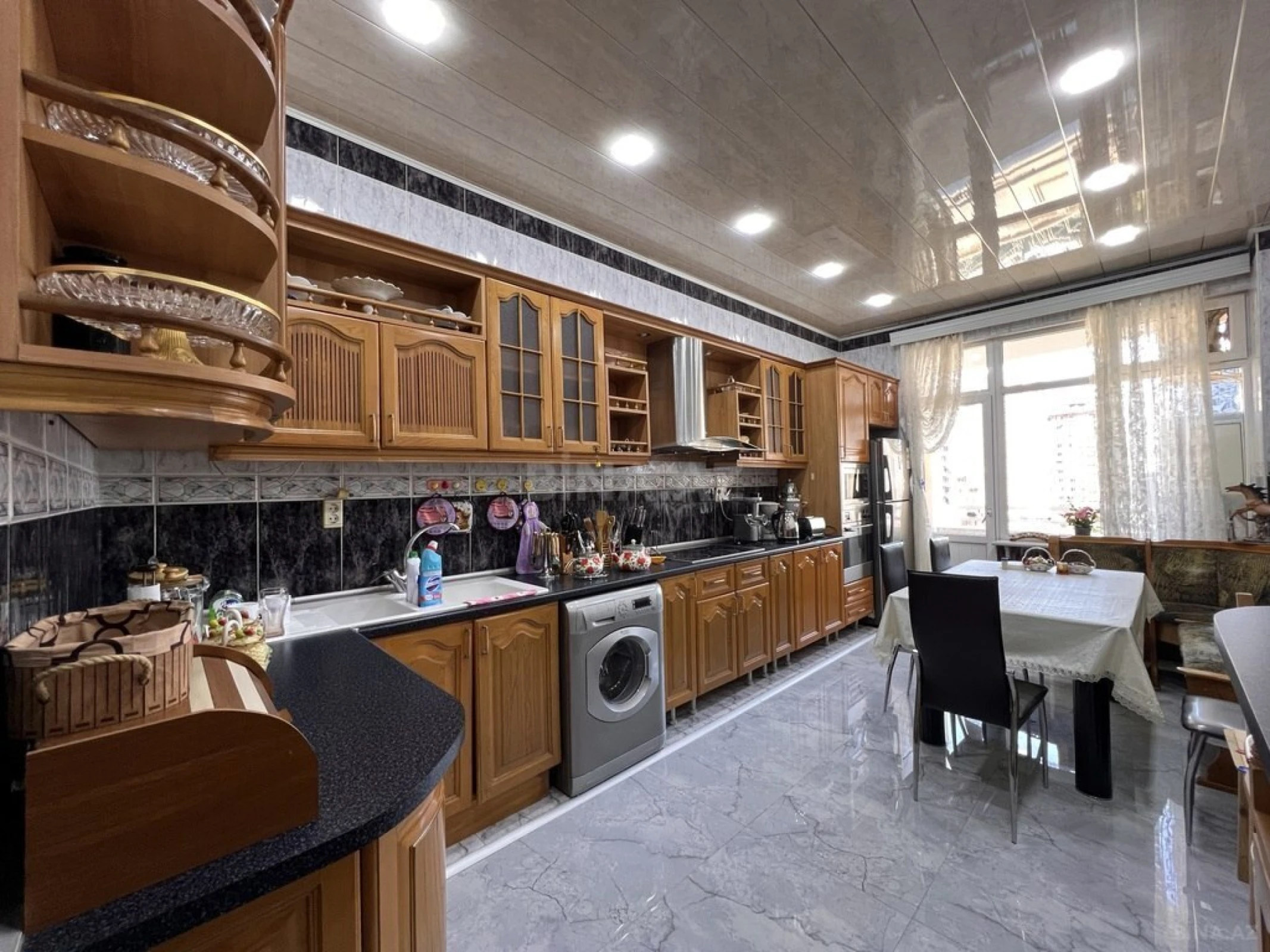 Kirayə verilir 4 otaqlı mənzil 230 m²