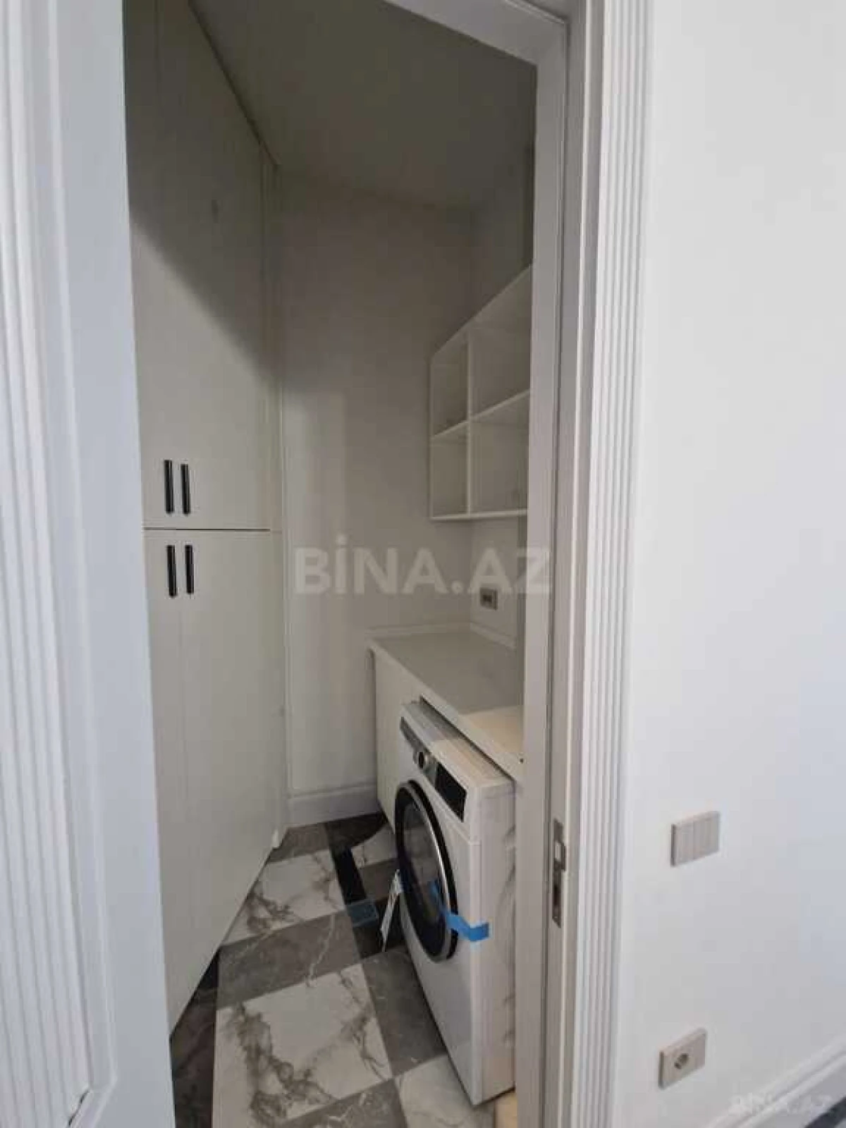 Satılır 4 otaqlı mənzil 261 m²