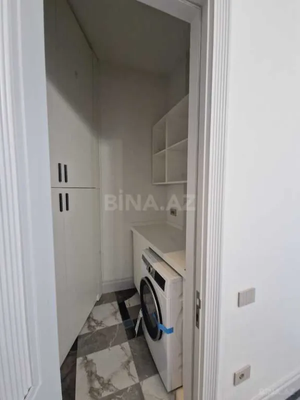 Satılır 4 otaqlı mənzil 261 m²
