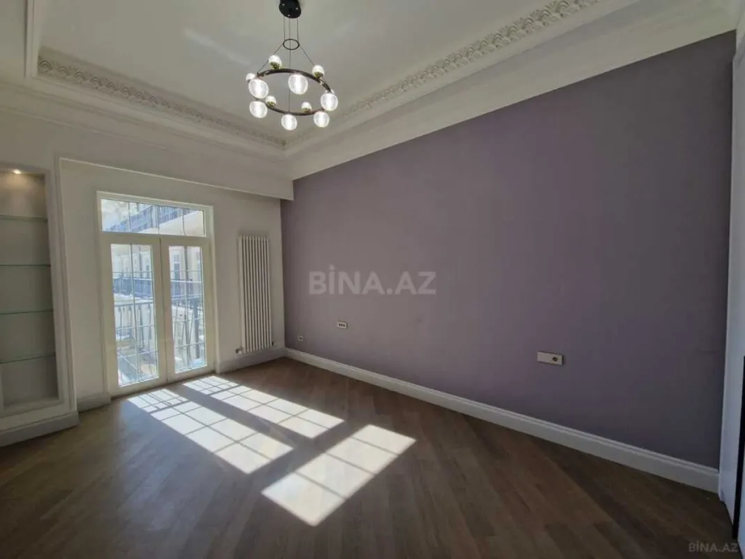 Satılır 4 otaqlı mənzil 261 m²