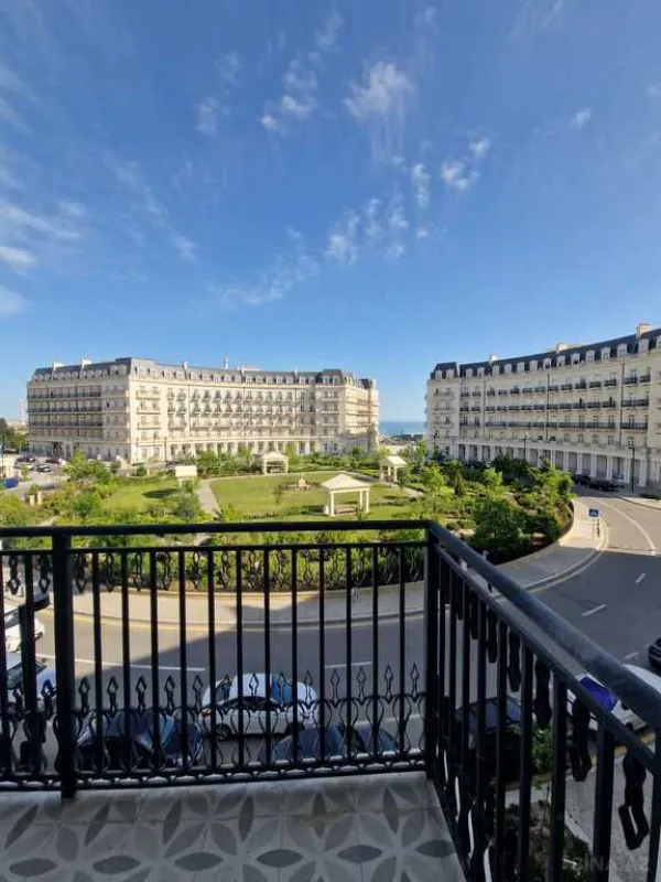 Satılır 4 otaqlı mənzil 261 m²