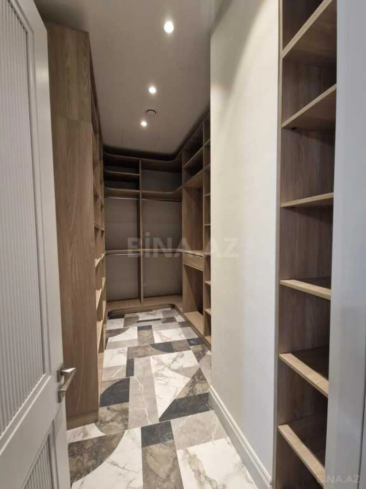 Satılır 4 otaqlı mənzil 261 m²