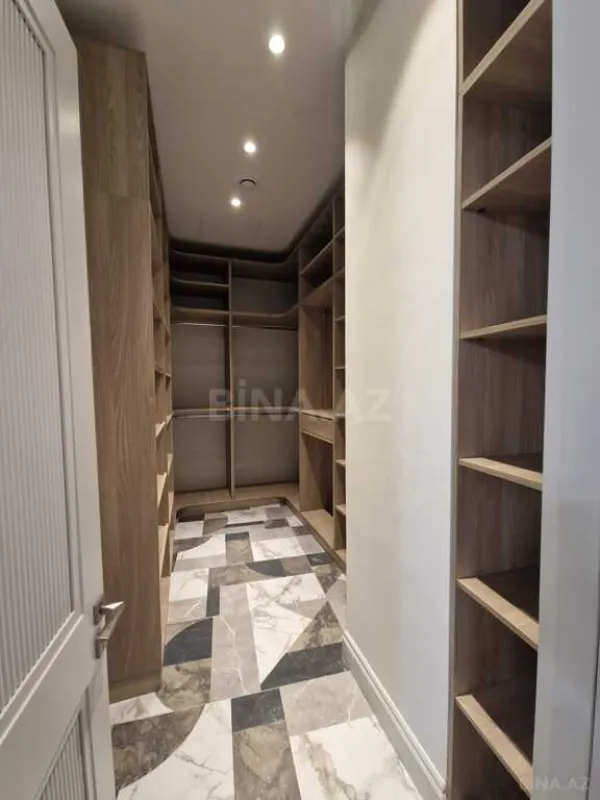 Satılır 4 otaqlı mənzil 261 m²