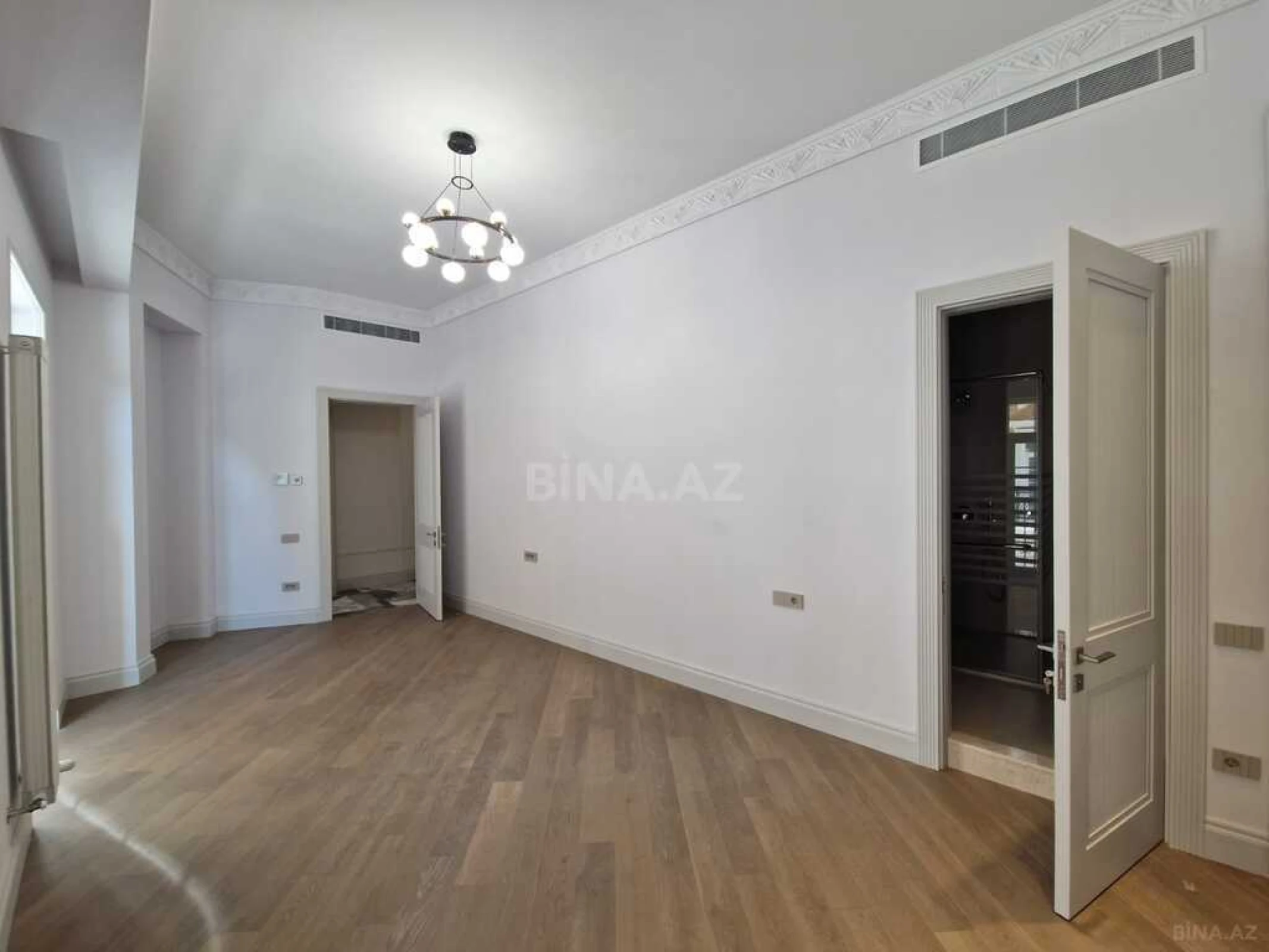 Satılır 4 otaqlı mənzil 261 m²