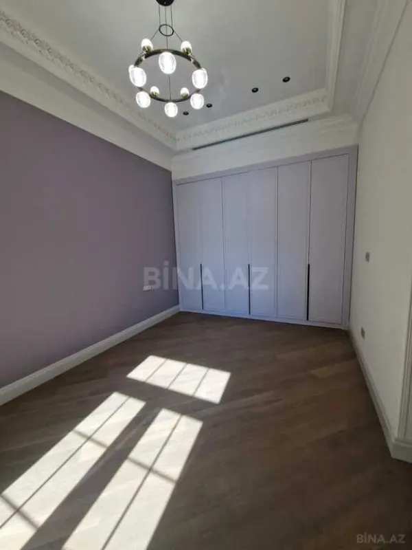 Satılır 4 otaqlı mənzil 261 m²