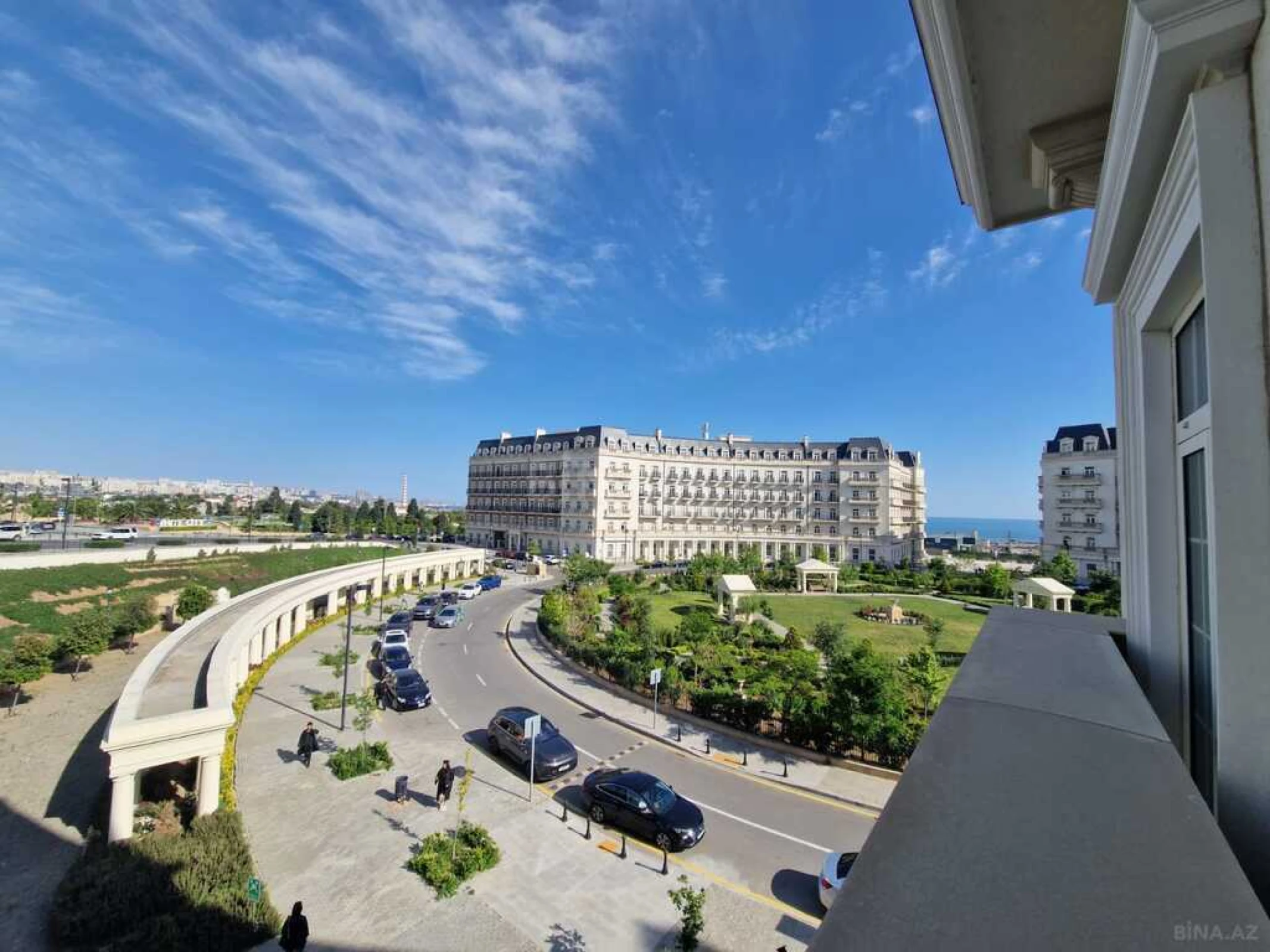 Satılır 4 otaqlı mənzil 261 m²