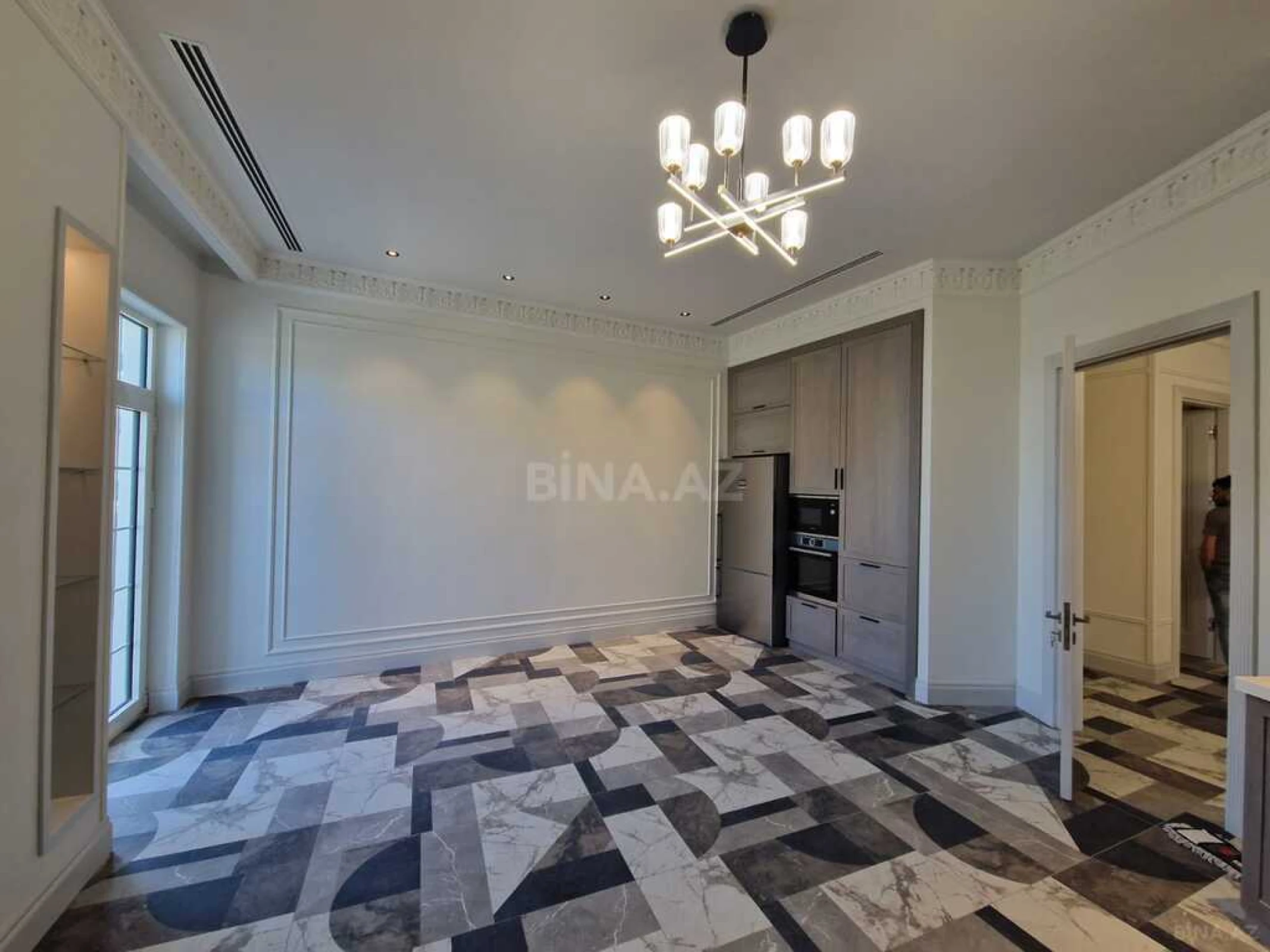 Satılır 4 otaqlı mənzil 261 m²