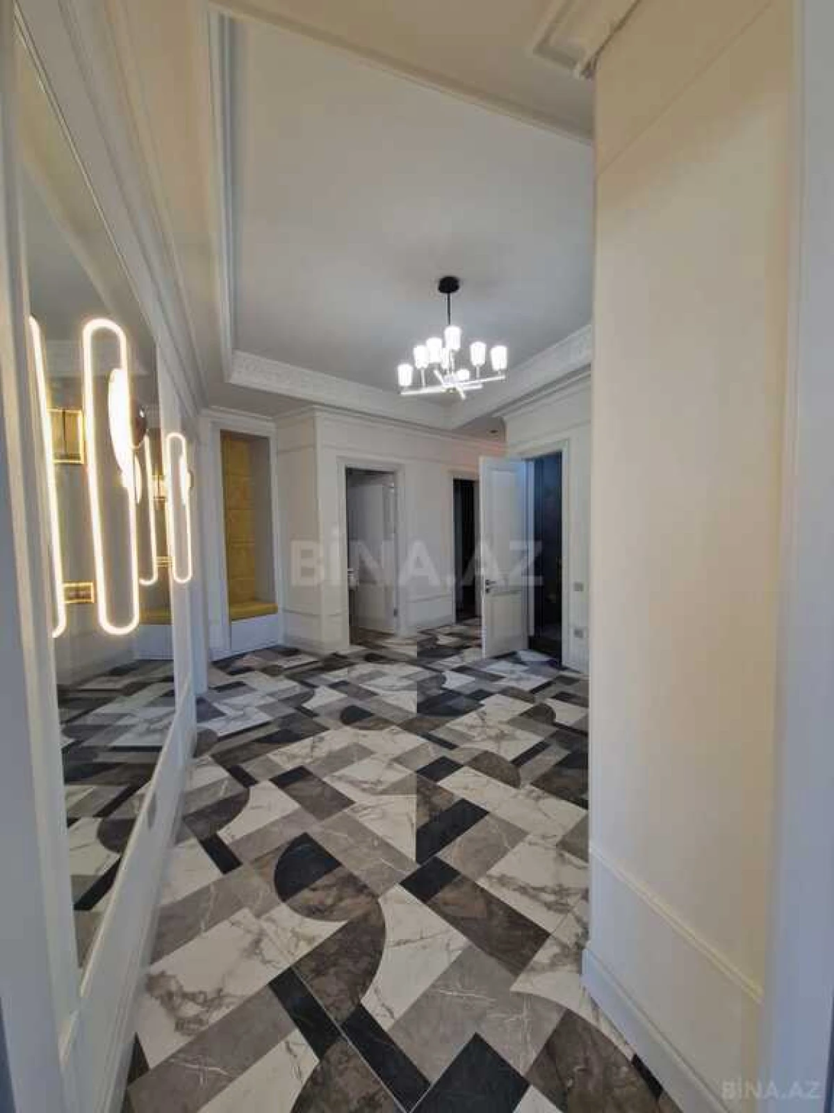 Satılır 4 otaqlı mənzil 261 m²
