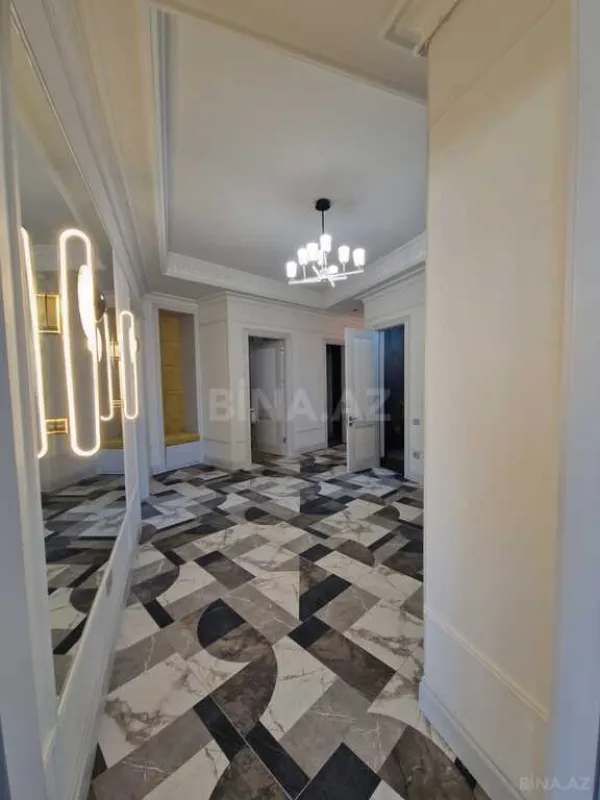Satılır 4 otaqlı mənzil 261 m²