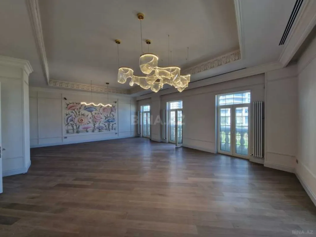 Satılır 4 otaqlı mənzil 261 m²