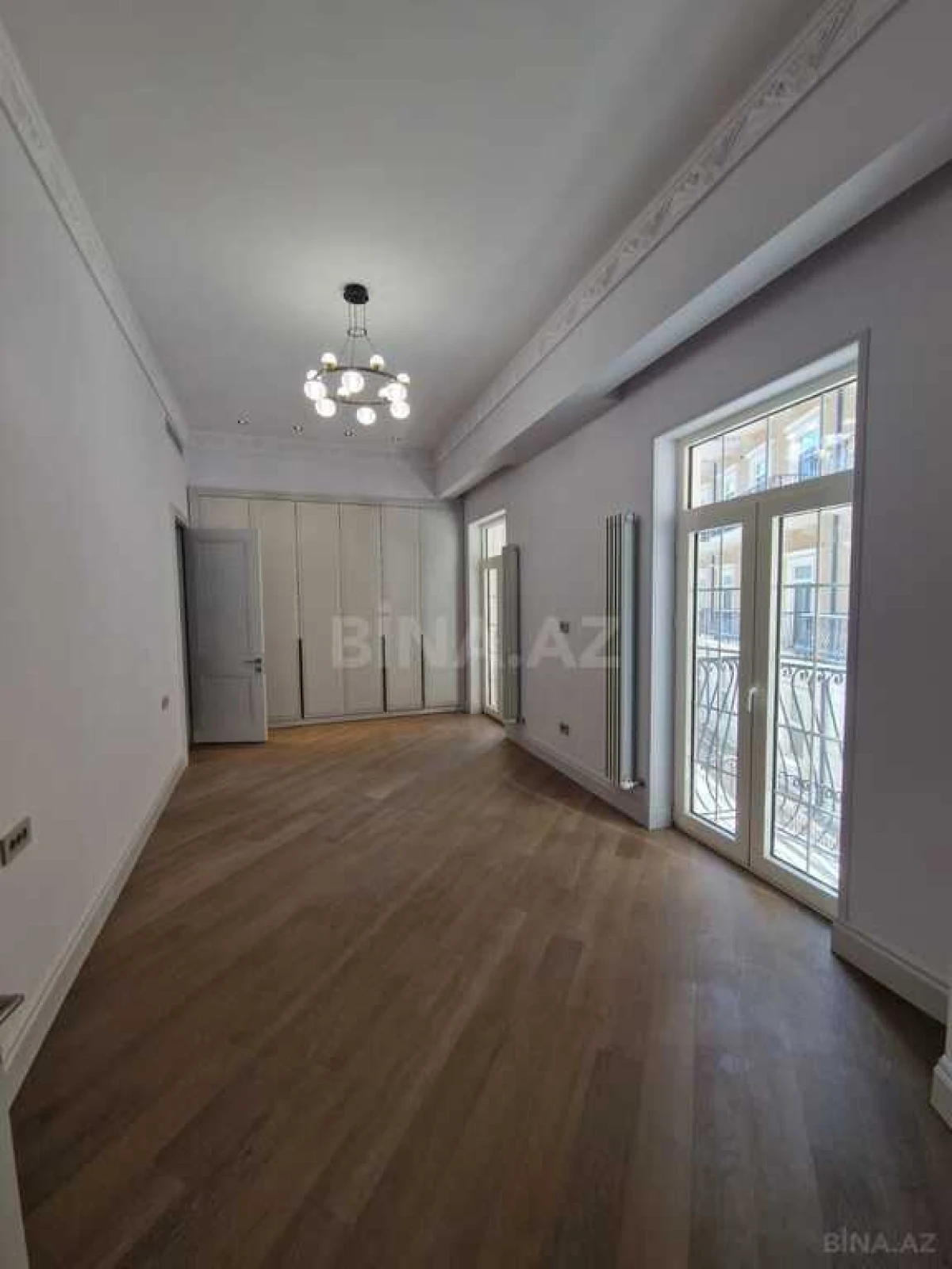 Satılır 4 otaqlı mənzil 261 m²