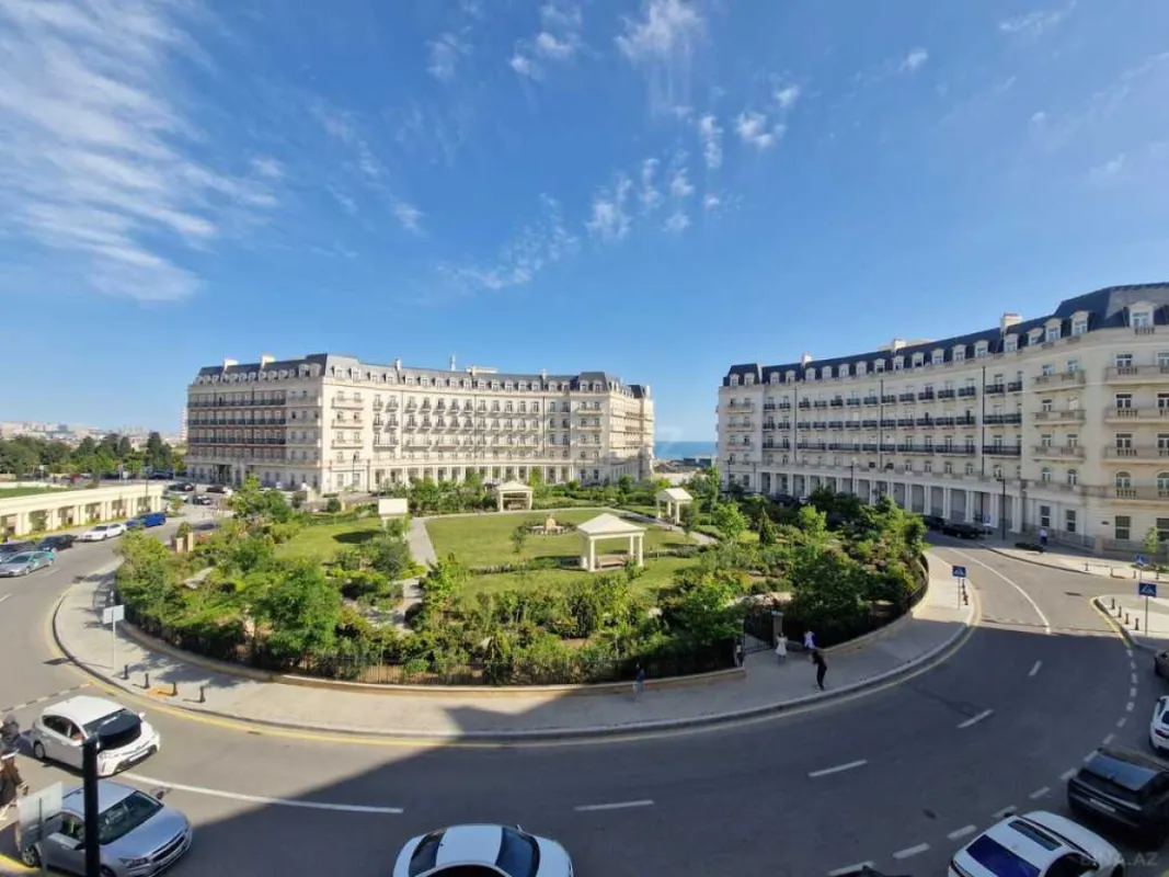 Satılır 4 otaqlı mənzil 261 m²