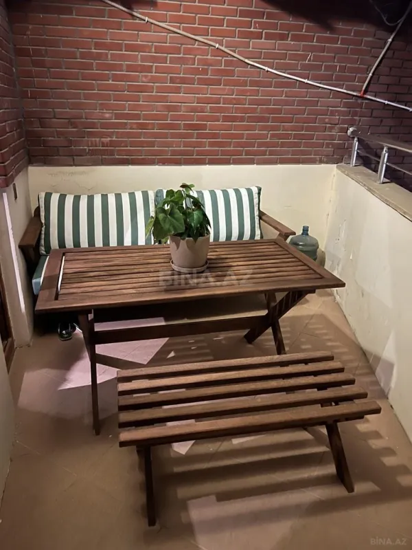 Satılır 5 otaqlı mənzil 240 m²