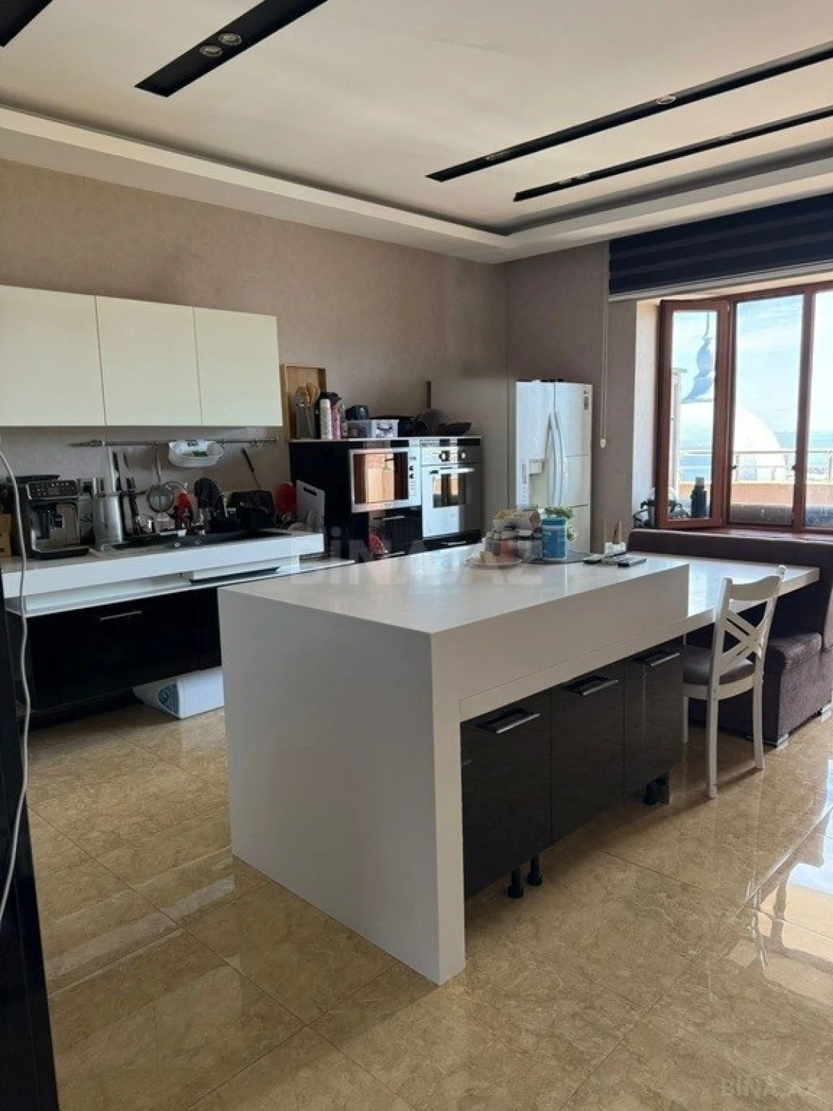 Satılır 5 otaqlı mənzil 240 m²