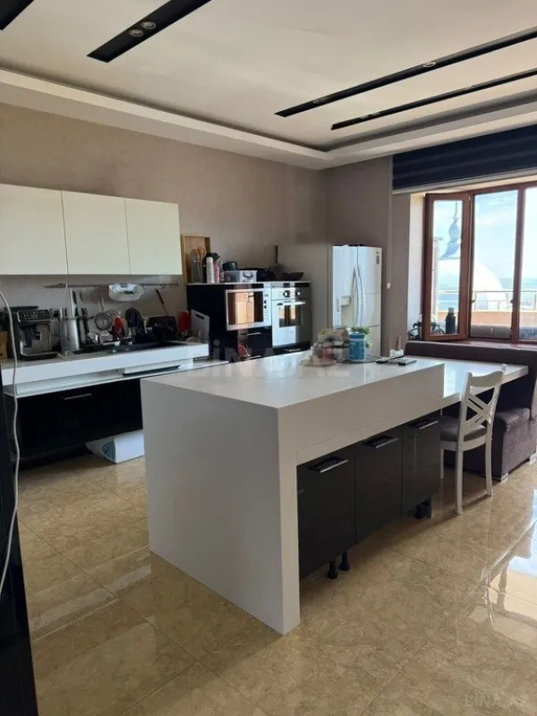 Satılır 5 otaqlı mənzil 240 m²