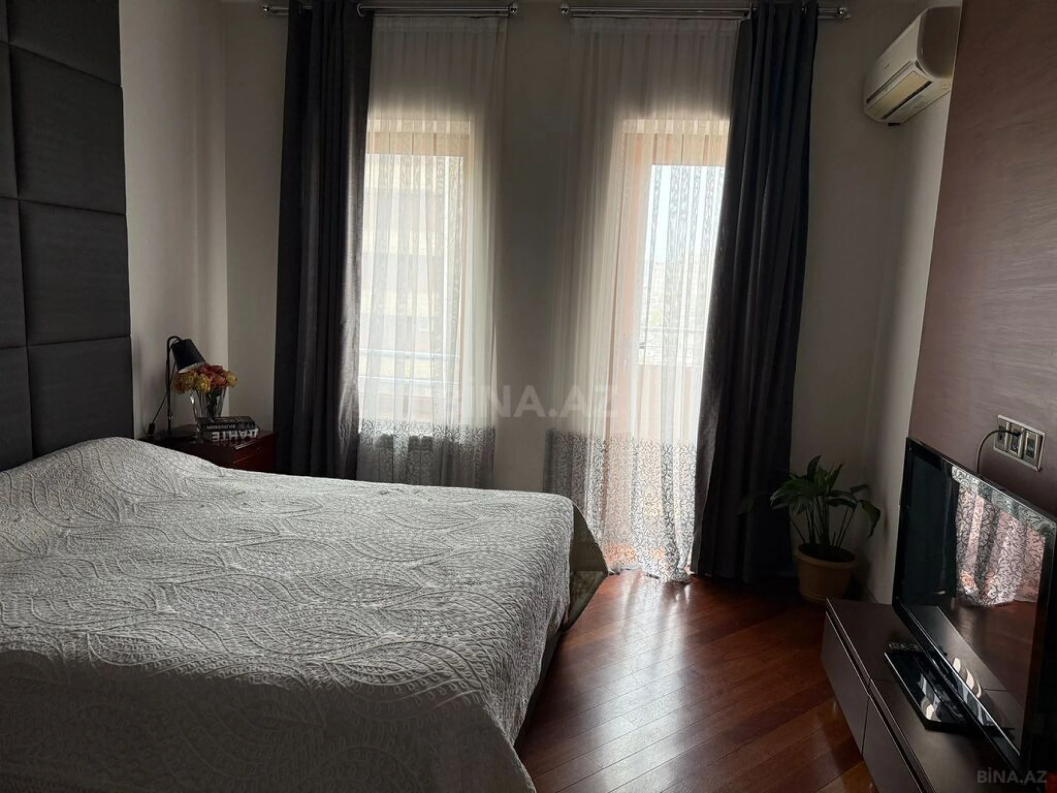 Satılır 5 otaqlı mənzil 240 m²
