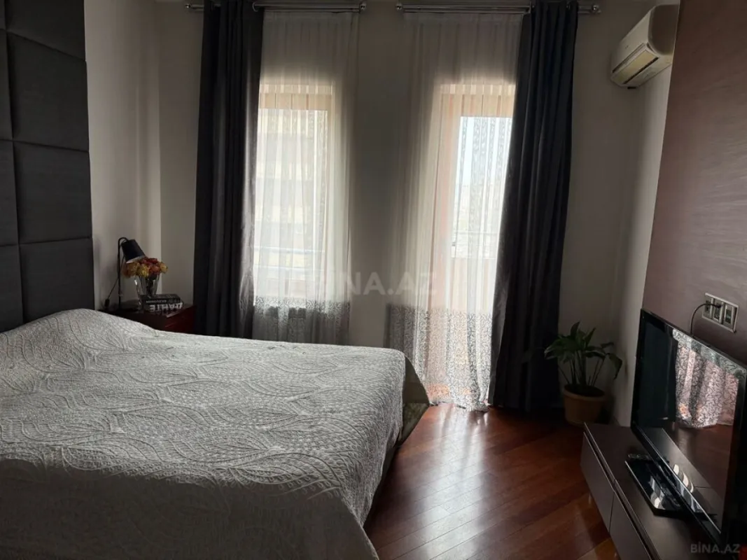 Satılır 5 otaqlı mənzil 240 m²