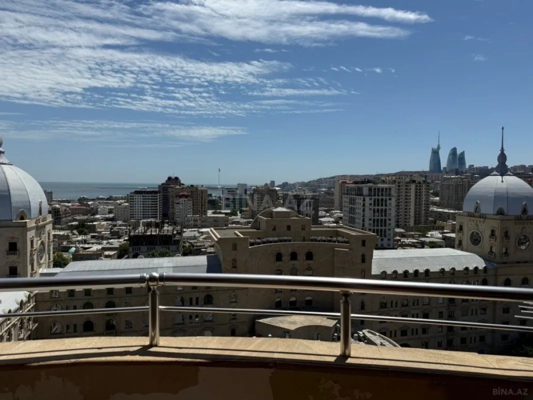 Satılır 5 otaqlı mənzil 240 m²