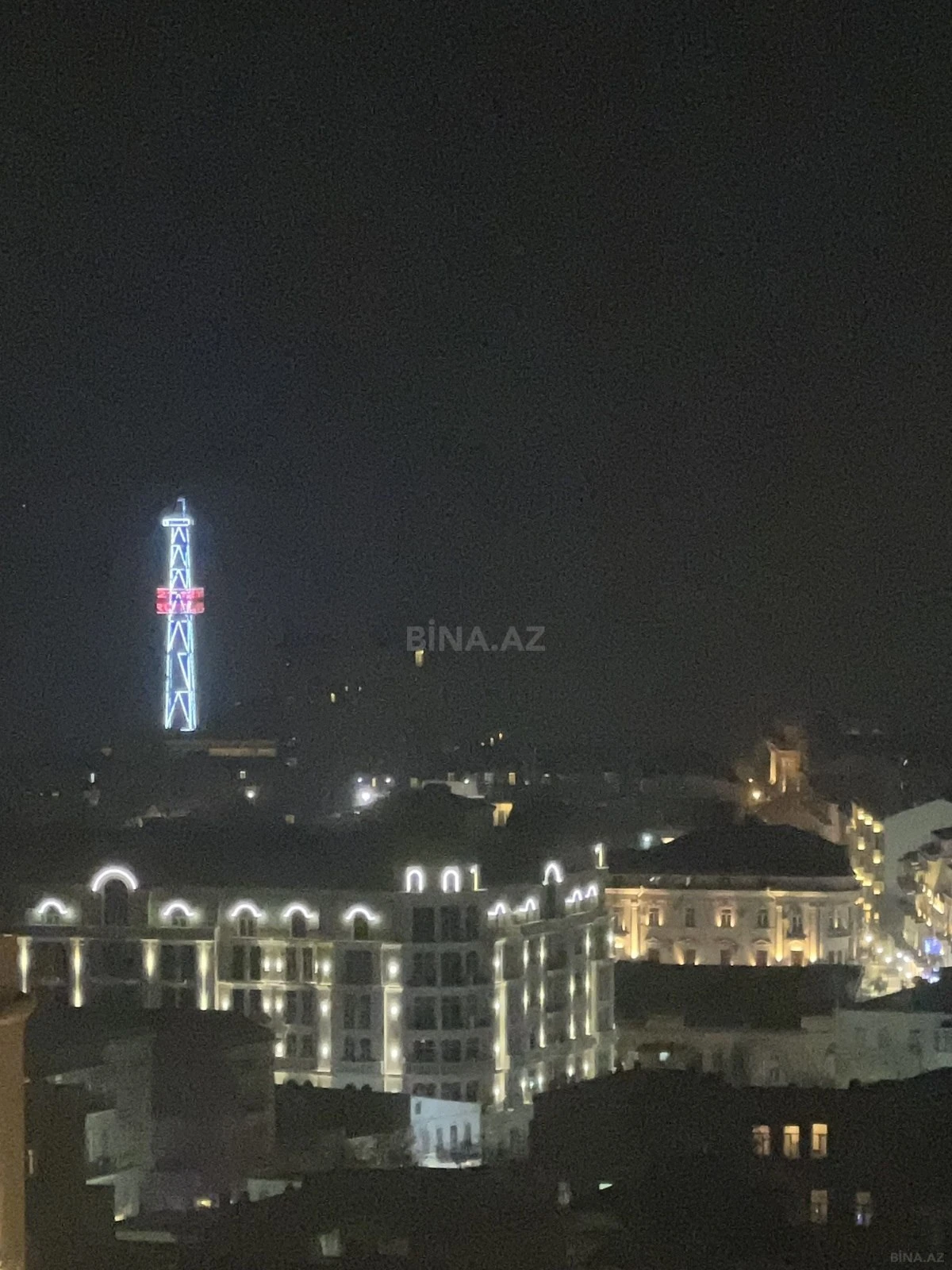 Satılır 5 otaqlı mənzil 240 m²