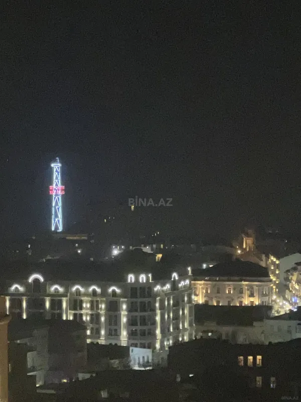 Satılır 5 otaqlı mənzil 240 m²