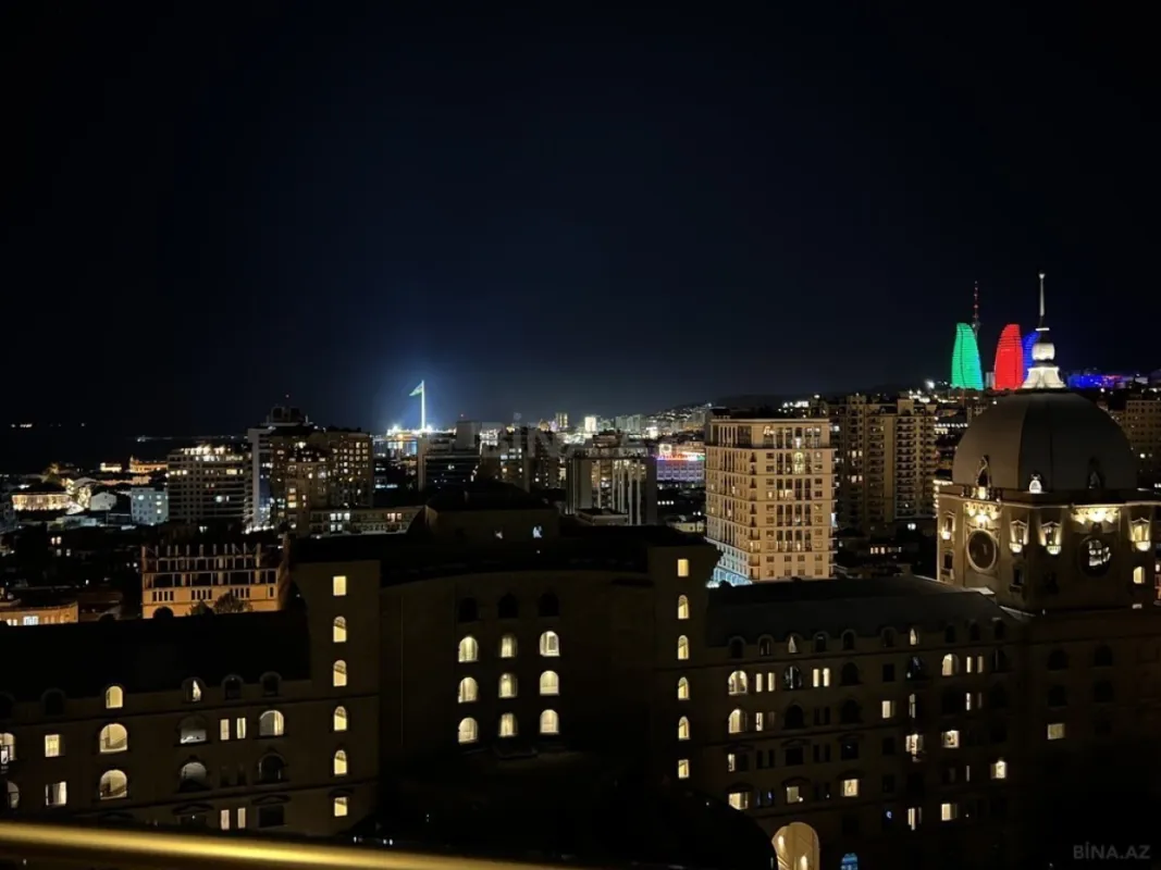 Satılır 5 otaqlı mənzil 240 m²