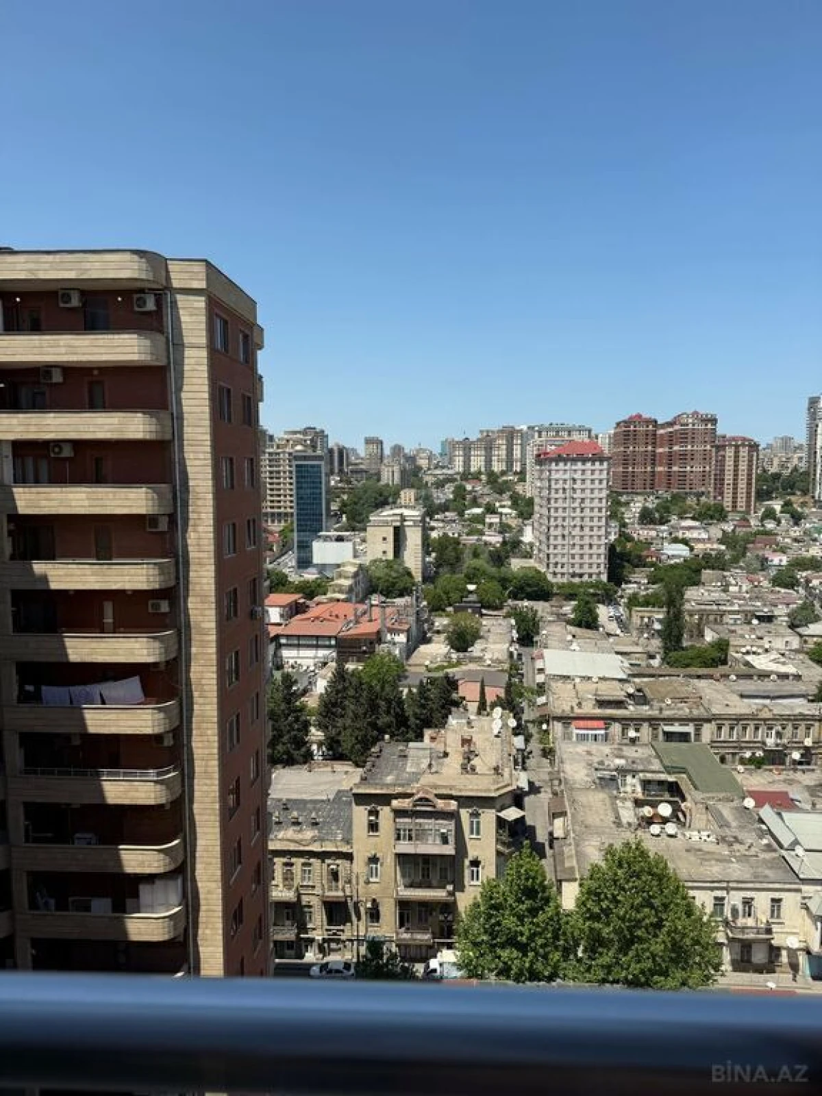 Satılır 5 otaqlı mənzil 240 m²