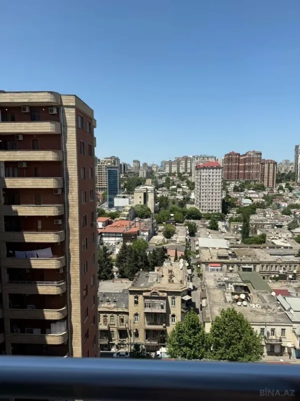 Satılır 5 otaqlı mənzil 240 m²