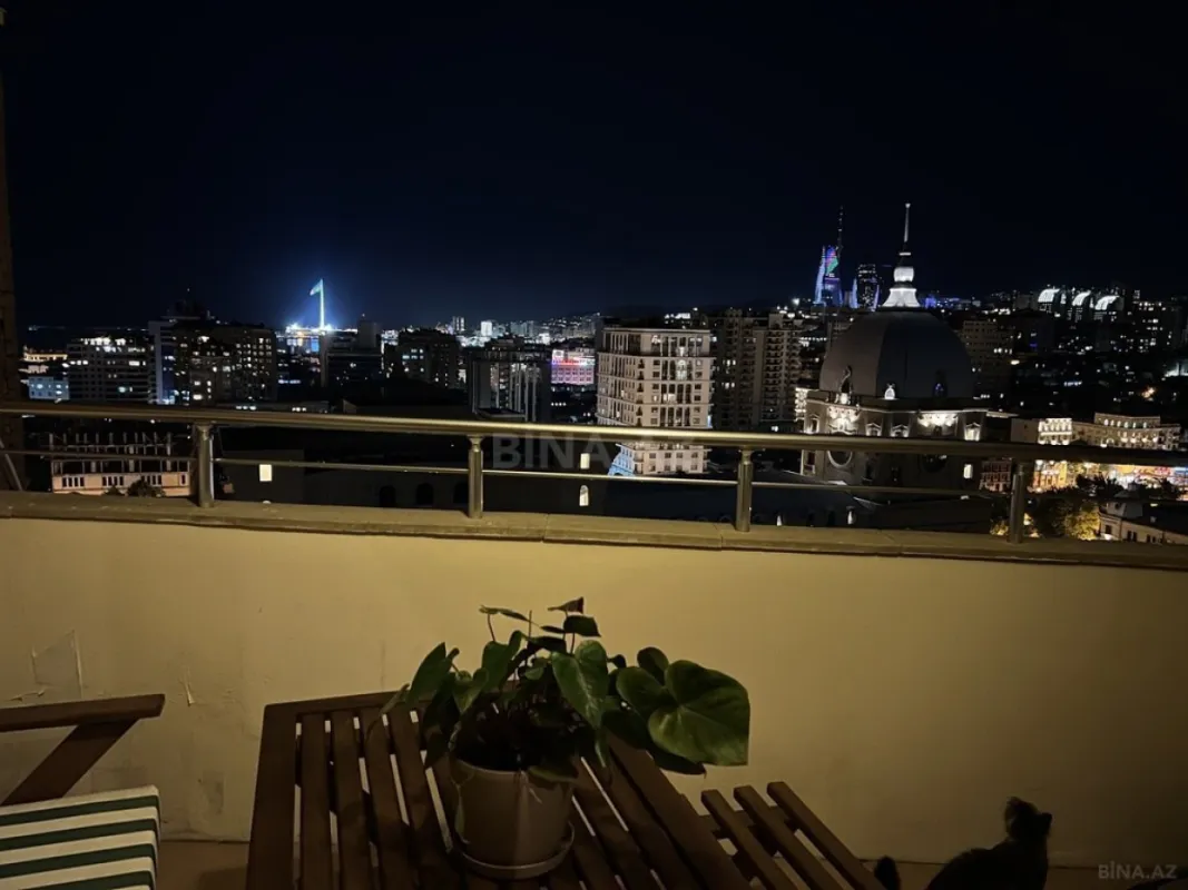 Satılır 5 otaqlı mənzil 240 m²