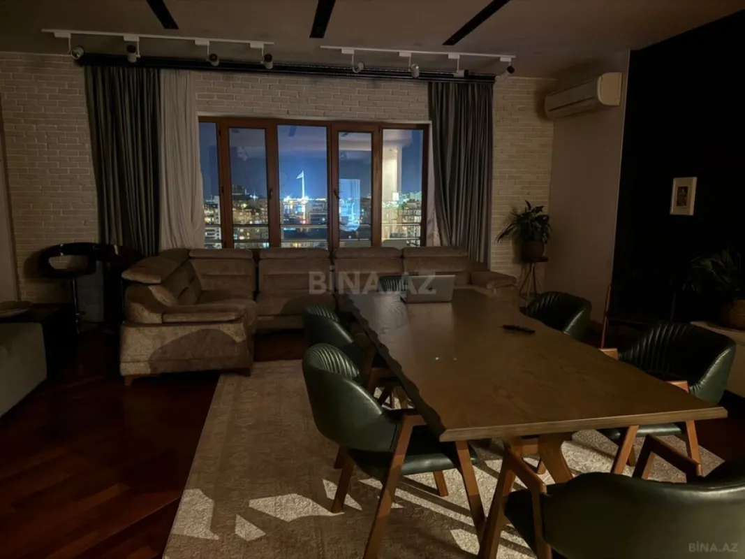 Satılır 5 otaqlı mənzil 240 m²