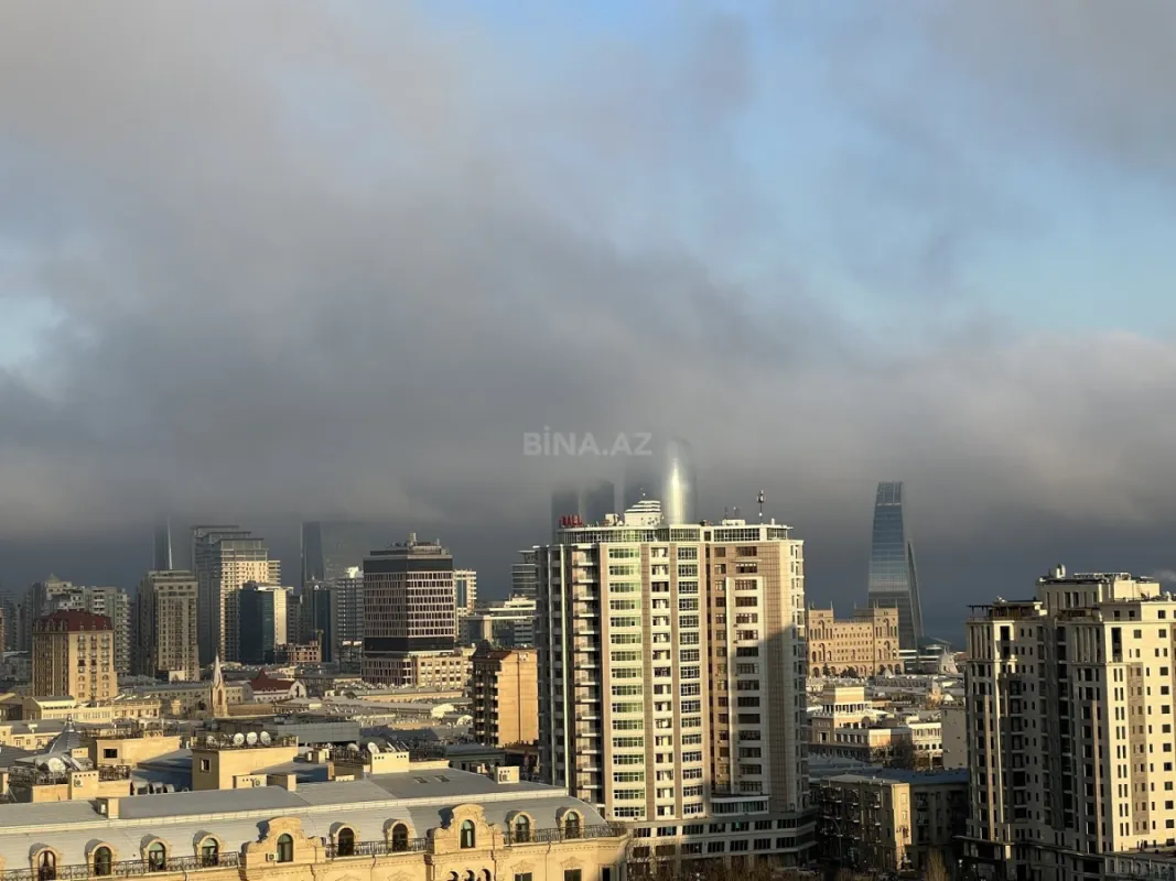 Satılır 5 otaqlı mənzil 240 m²