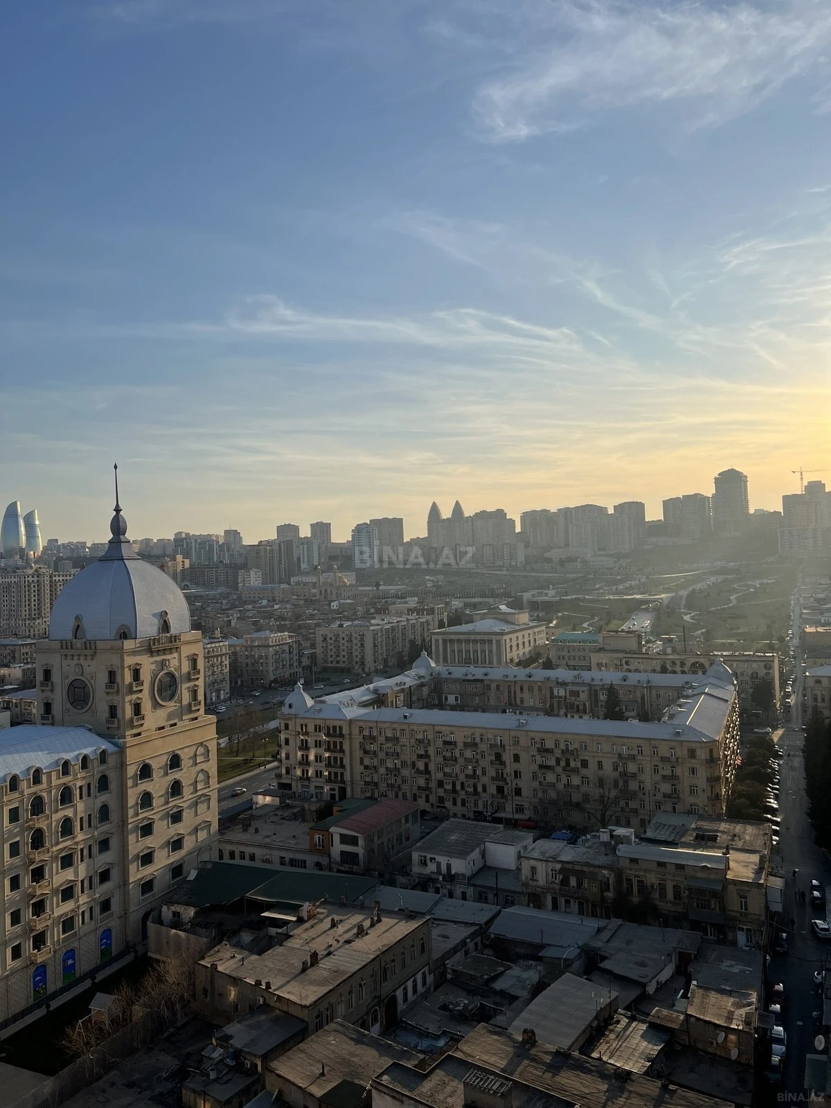 Satılır 5 otaqlı mənzil 240 m²