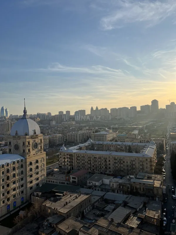 Satılır 5 otaqlı mənzil 240 m²