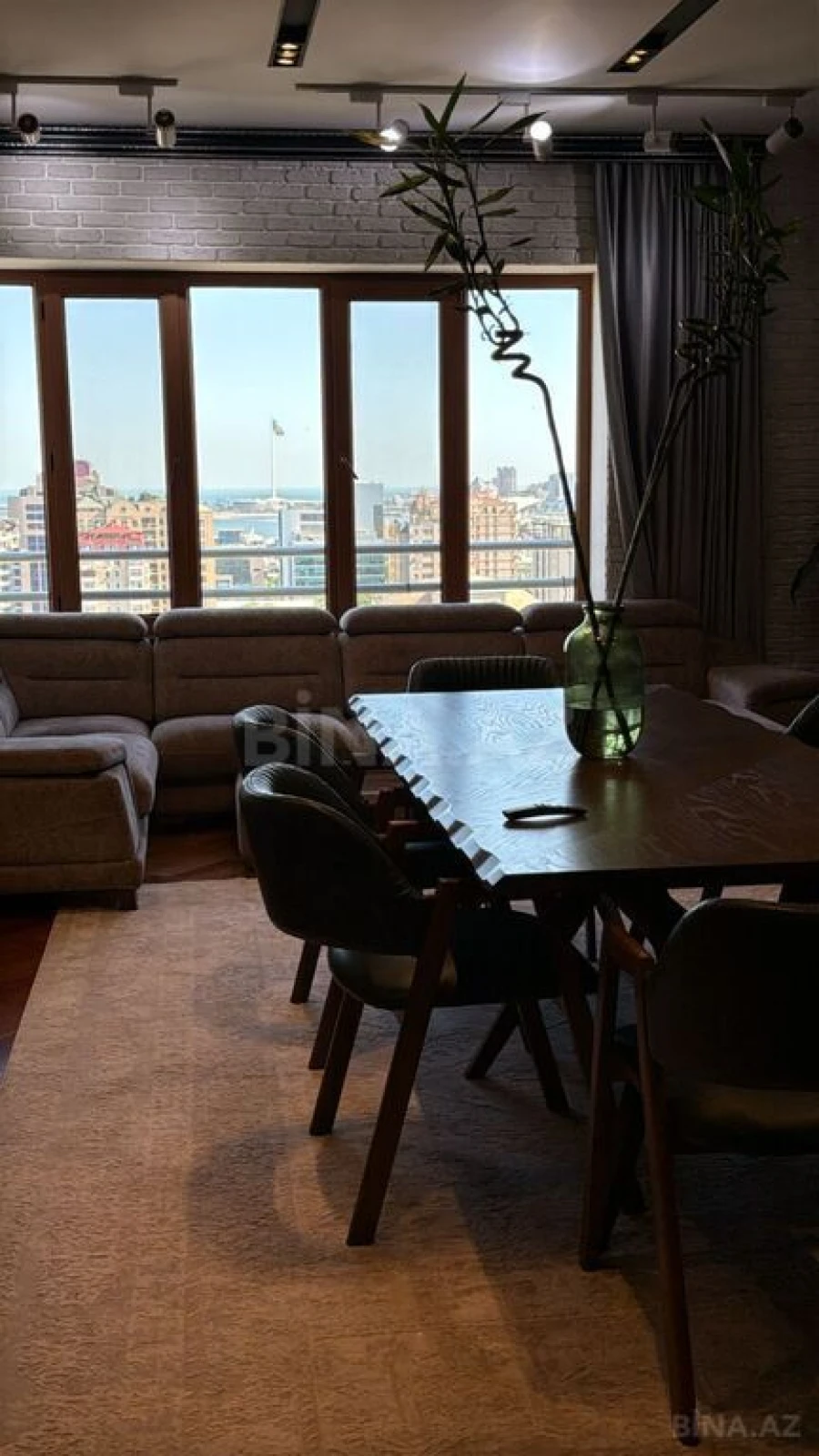 Satılır 5 otaqlı mənzil 240 m²