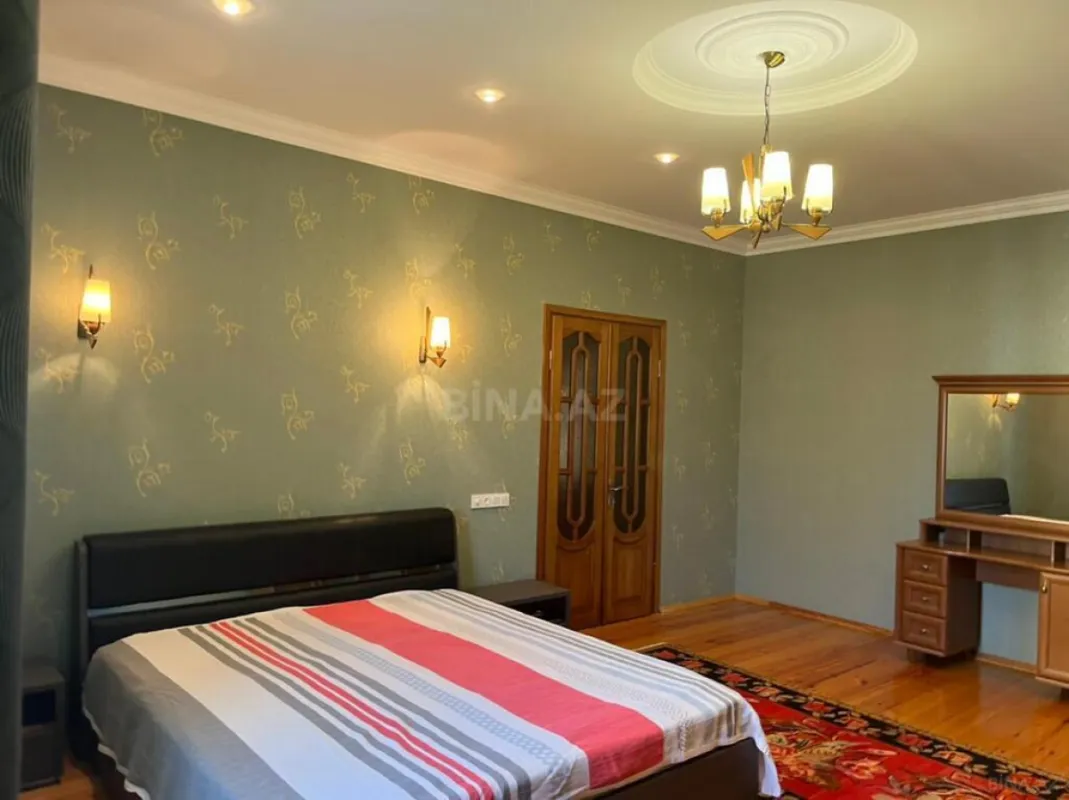 Satılır 5 otaqlı həyət evi 570 m²