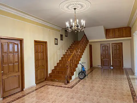 Satılır 7 otaqlı həyət evi 750 m²