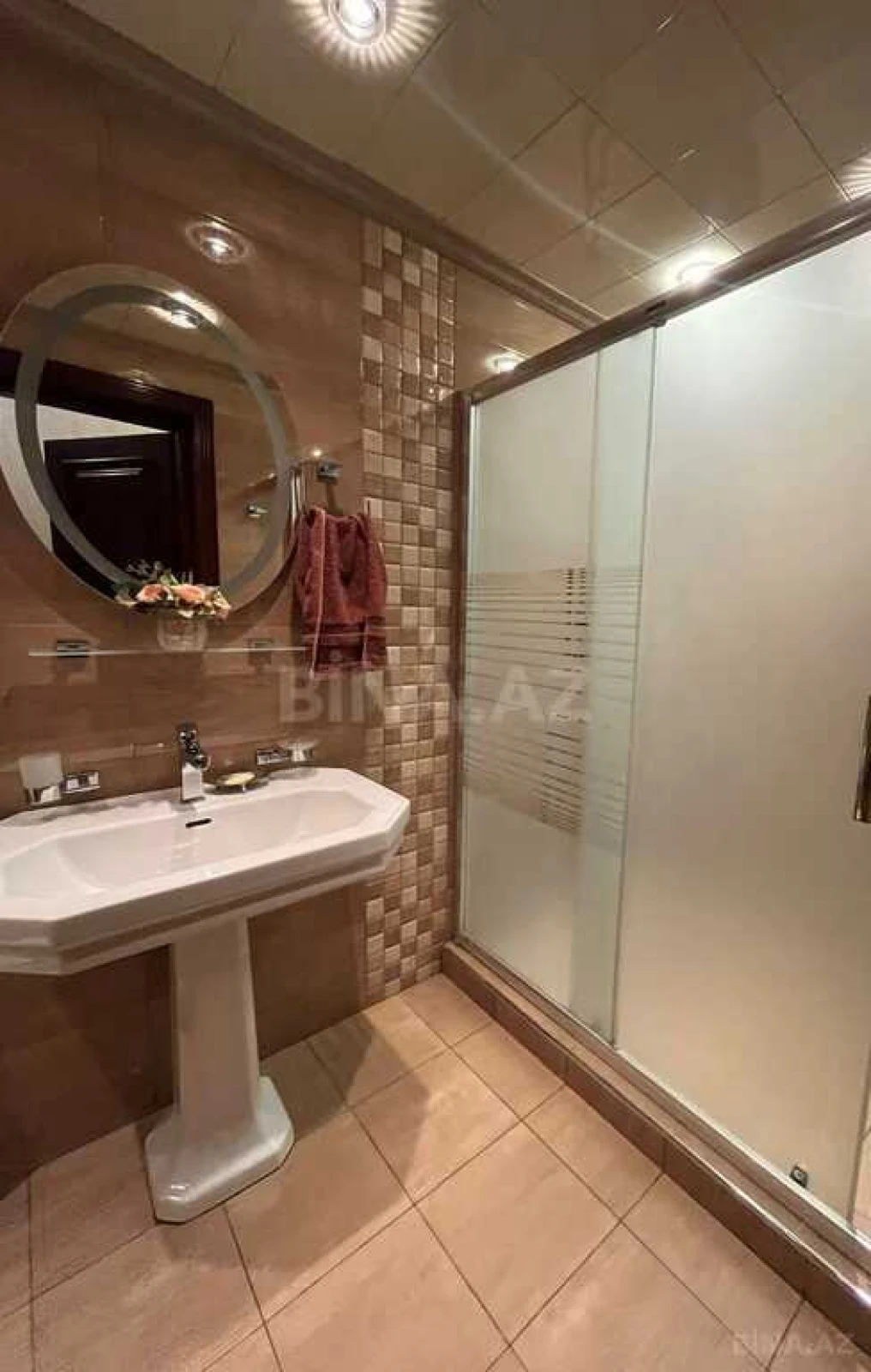 Satılır 4 otaqlı mənzil 215 m²