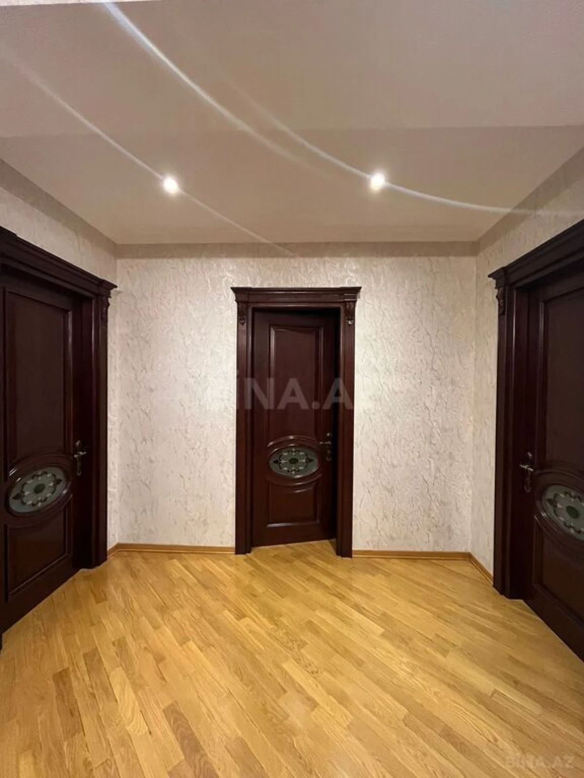 Satılır 4 otaqlı mənzil 215 m²