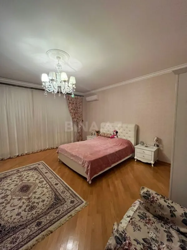 Satılır 4 otaqlı mənzil 215 m²
