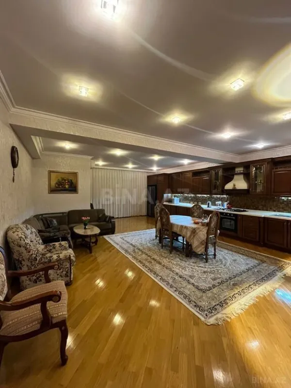 Satılır 4 otaqlı mənzil 215 m²