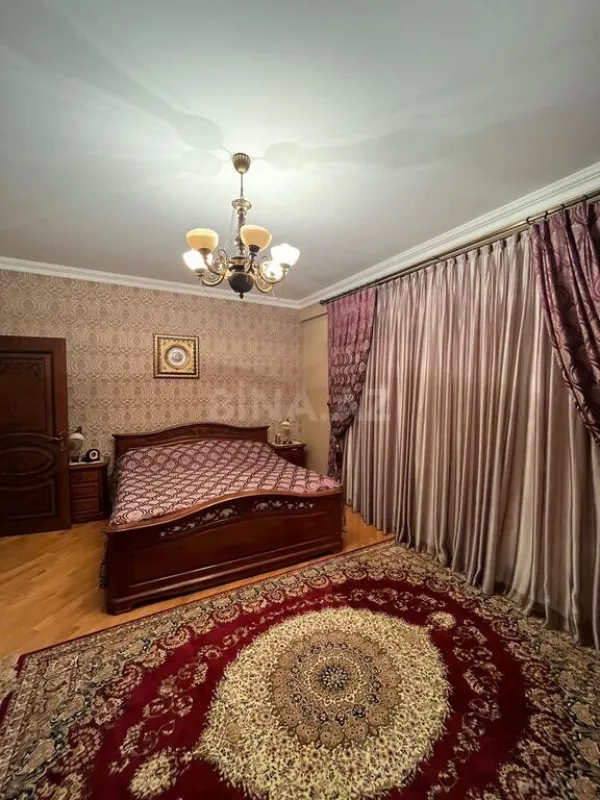 Satılır 4 otaqlı mənzil 215 m²