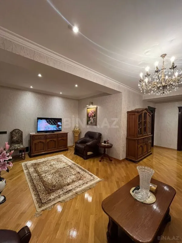 Satılır 4 otaqlı mənzil 215 m²