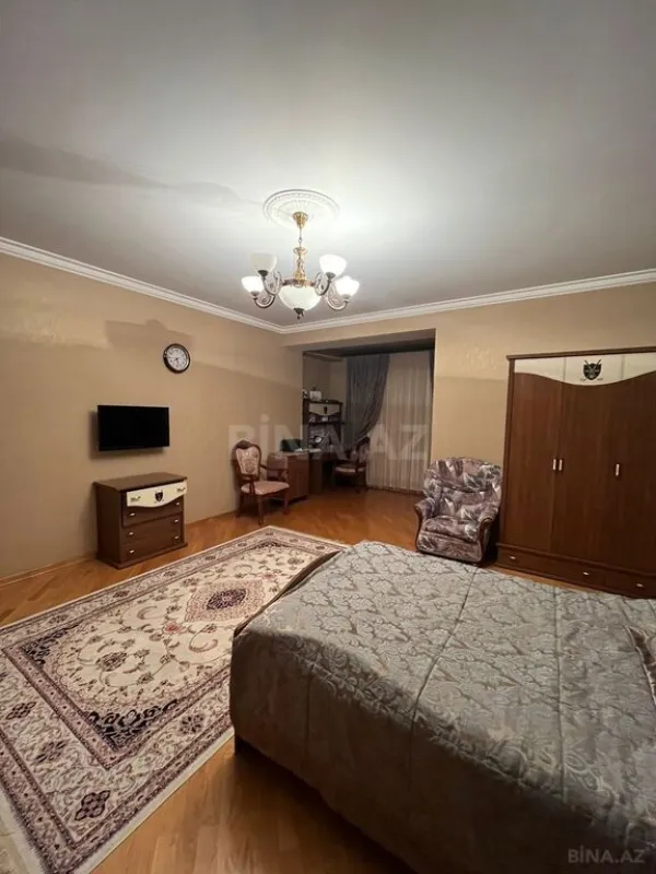 Satılır 4 otaqlı mənzil 215 m²