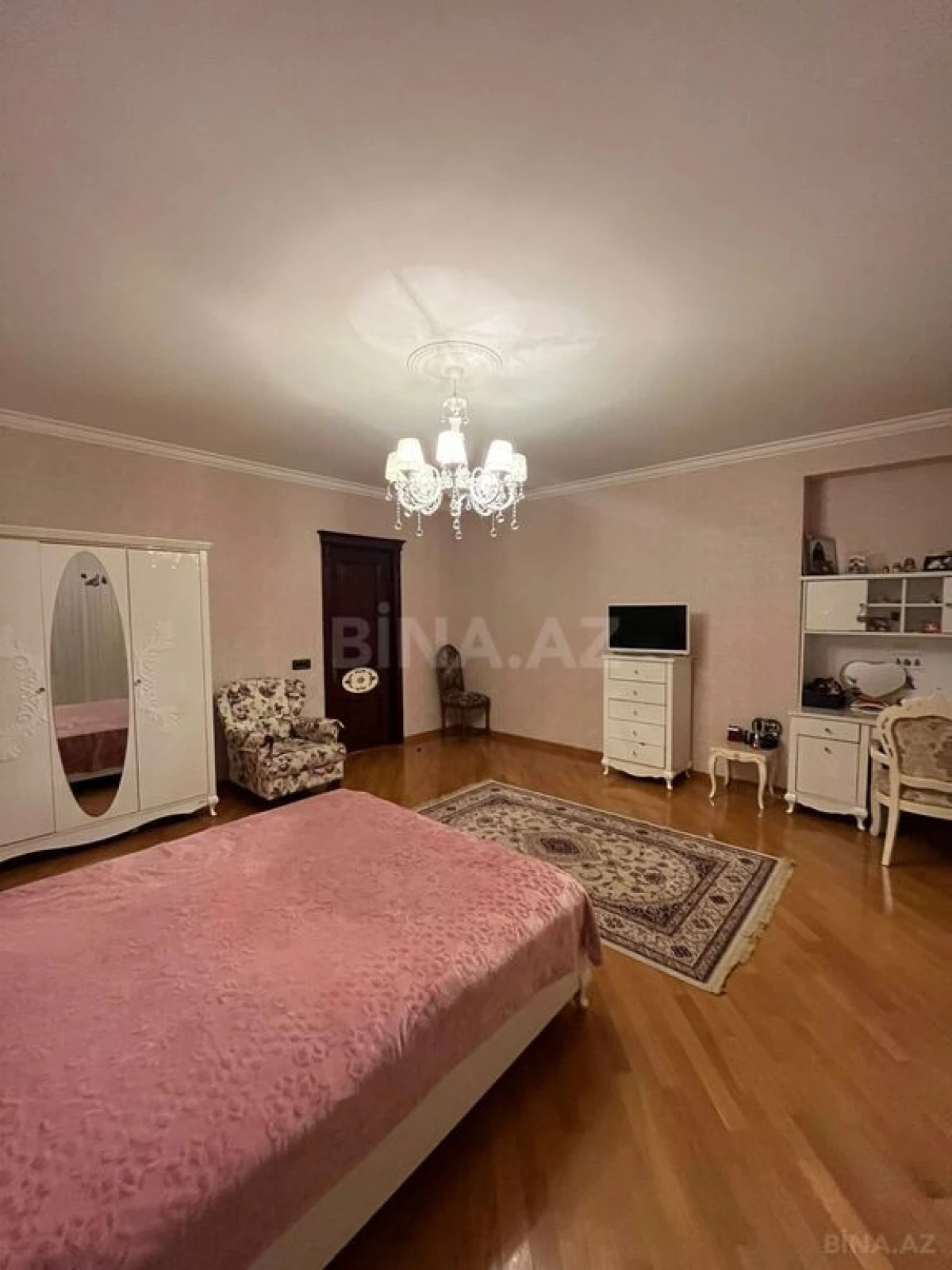 Satılır 4 otaqlı mənzil 215 m²