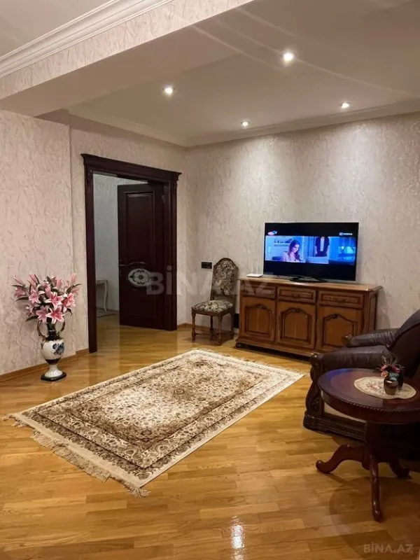 Satılır 4 otaqlı mənzil 215 m²