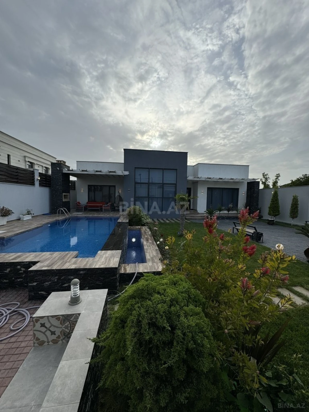 Satılır 4 otaqlı həyət evi 220 m²