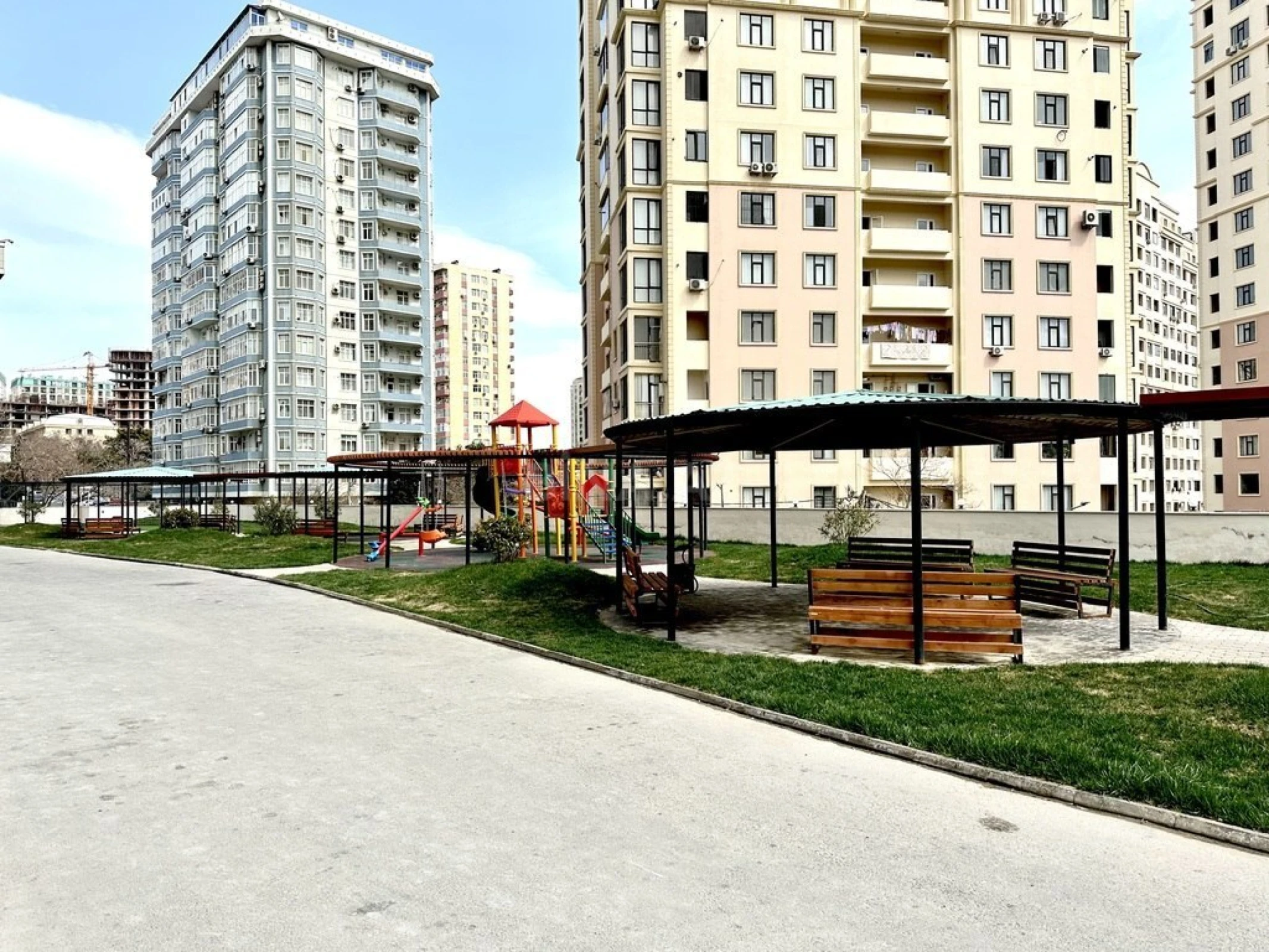 Satılır 3 otaqlı mənzil 125 m²