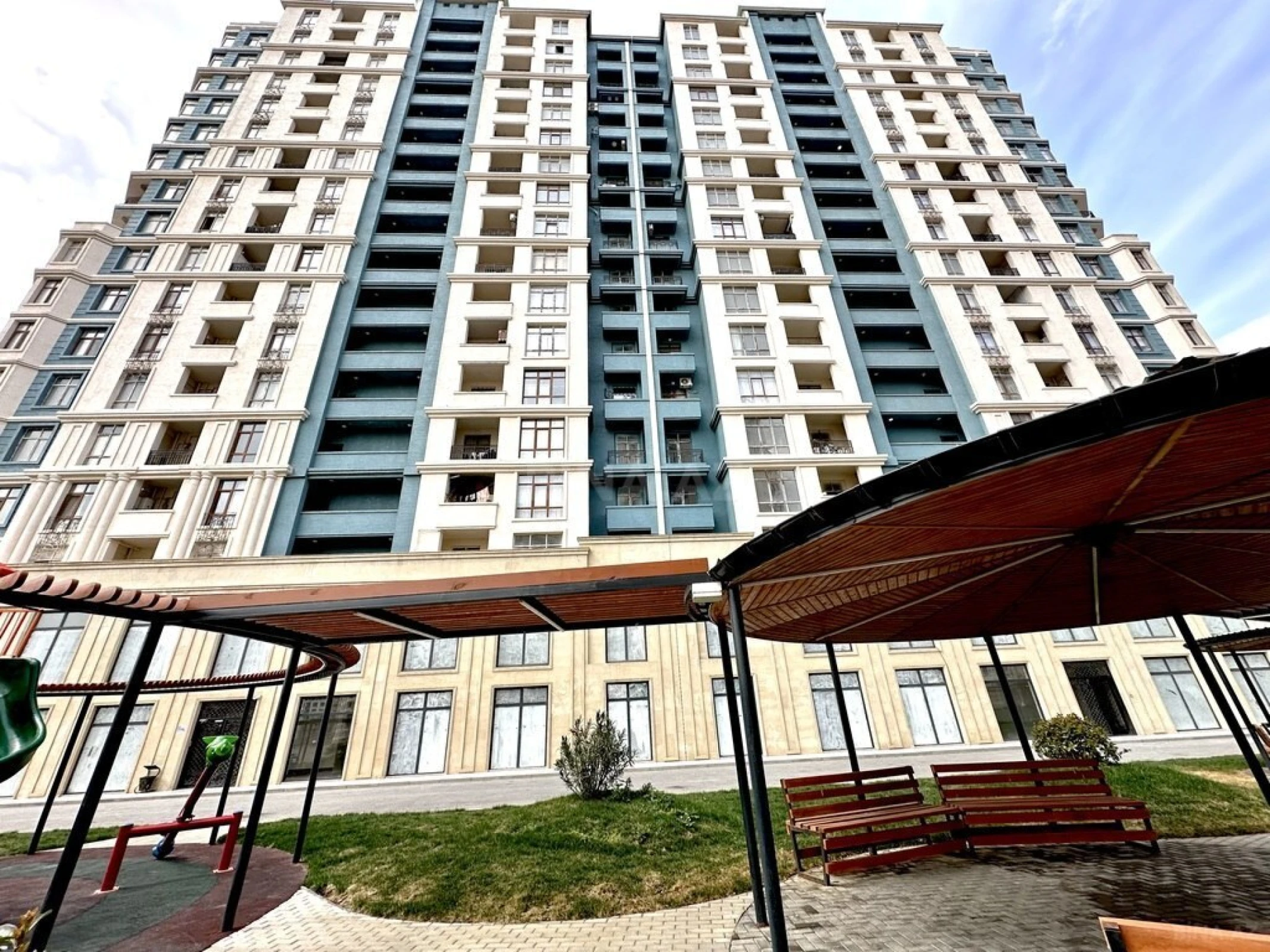 Satılır 3 otaqlı mənzil 125 m²