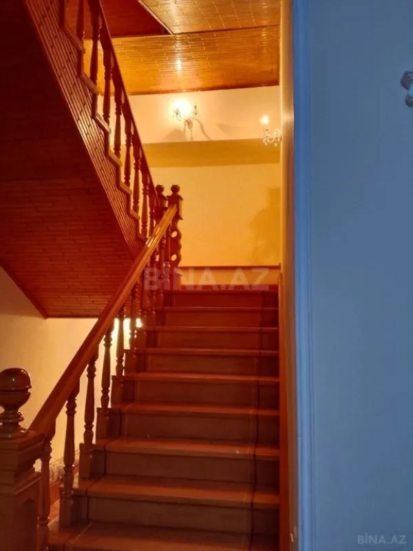 Satılır 10 otaqlı həyət evi 747 m²