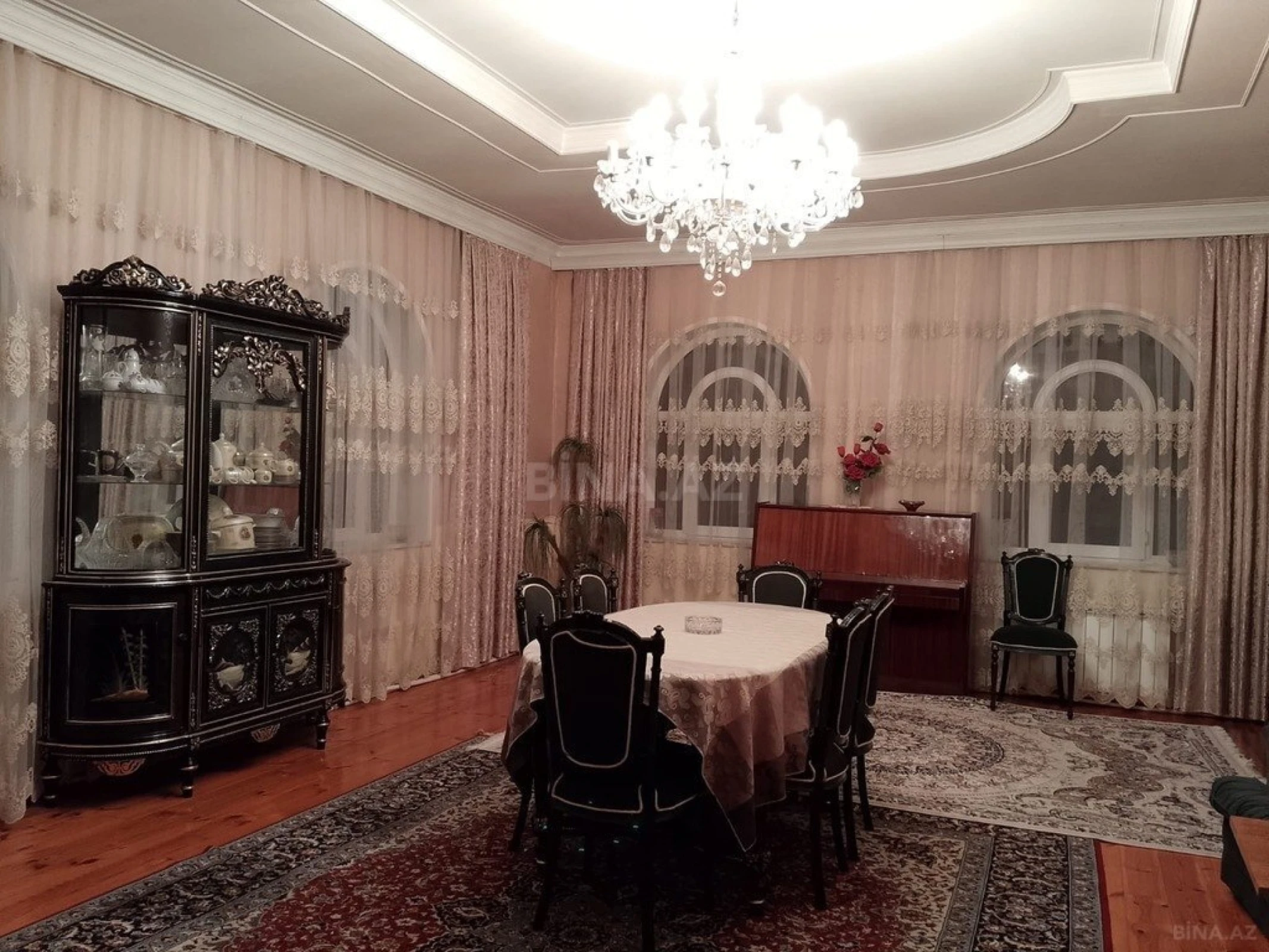 Satılır 10 otaqlı həyət evi 747 m²