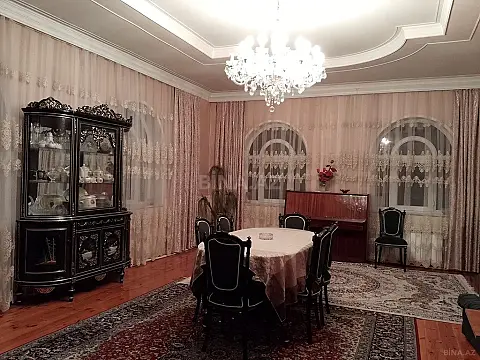 Satılır 10 otaqlı həyət evi 747 m²